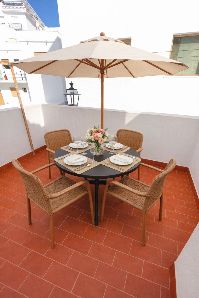 Comedor en terraza mediterránea soleada