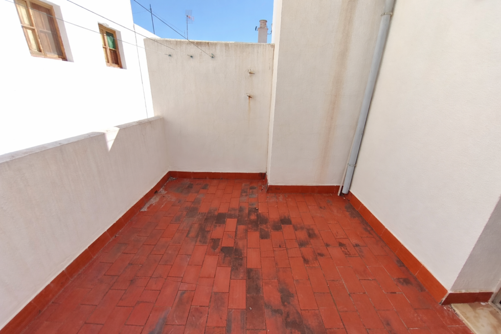 Terraza con losas de terracota desgastadas